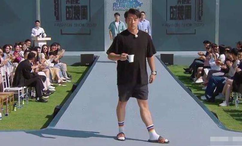 节目组|《奔跑吧》老成员离开后有多惨节目组请来素人嘉宾;录制一半离席