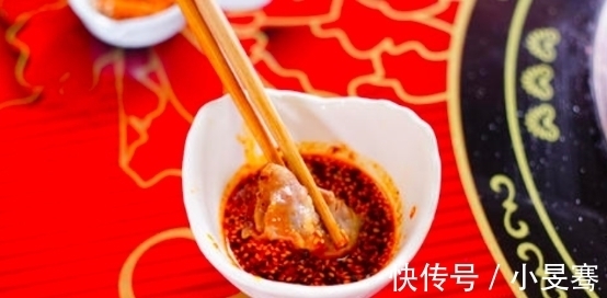 炸辣椒油，直接淋入热油是不对的！多加一步，辣椒油香辣红亮