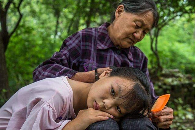 姐妹|双胞胎姐妹,一个奶奶带,一个妈妈带,一年后孩子差别显而易见