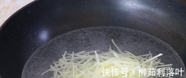 黑芝麻|土豆不要再炒着吃了，试试这样做，天天吃都不腻，越吃越香！