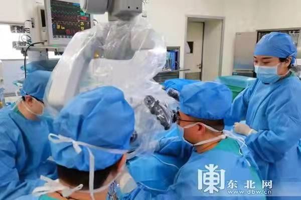 ct黑龙江省医院显微镜下一次夹闭俩“动脉瘤” 挽救突发脑出血患者生命