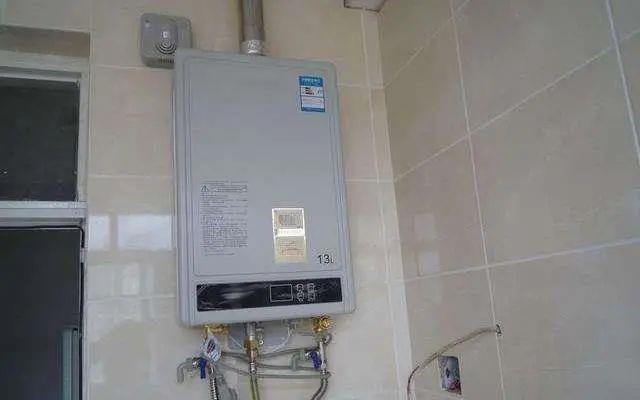 距离|厨房卫生间距离远,用热水成问题!2种做法告诉你热水器这样装