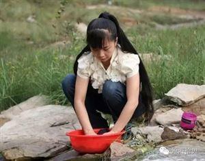 天差地别的王小丫和草帽姐一个低调无冕之王,一个浮夸遭人唾弃