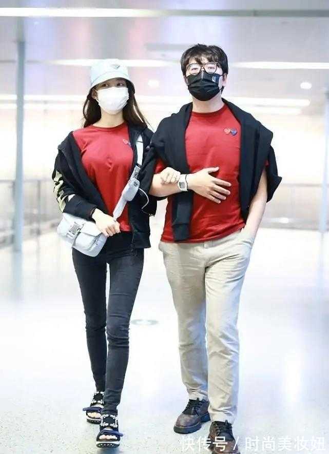 紧身裤|吉娜生娃后身材没走样,穿T恤配紧身裤走机场,“竹竿腿”太抢镜