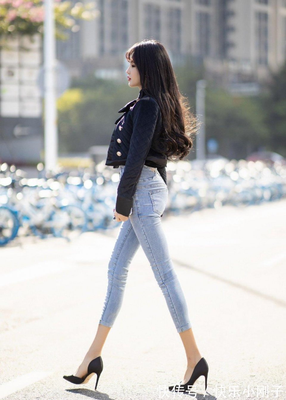 可爱|非常有气质的小姐姐，散发出简约随性的可爱，因为时尚的穿搭