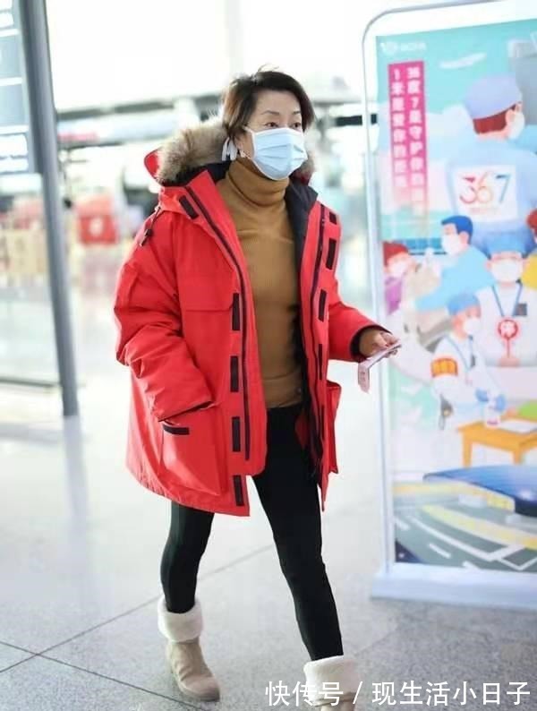 毛绒靴 毛阿敏这次穿老气了,大红色羽绒服搭毛绒靴走机场,57岁很真实!
