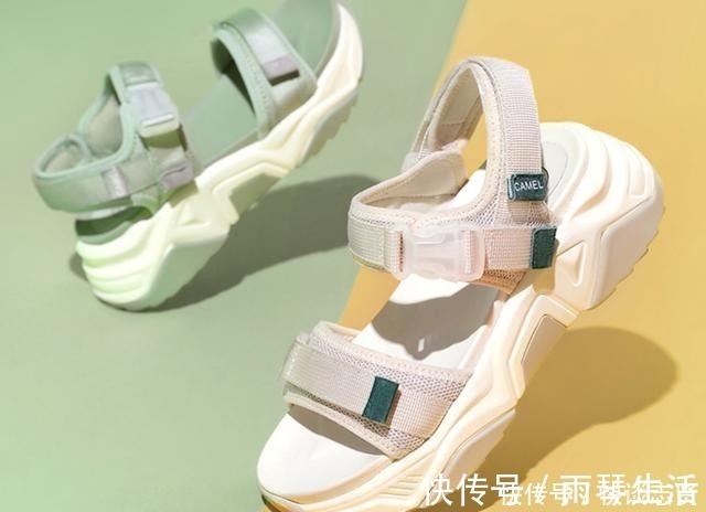 一字带凉鞋 偷偷告诉你,那些真正有品位的人都在穿什么鞋