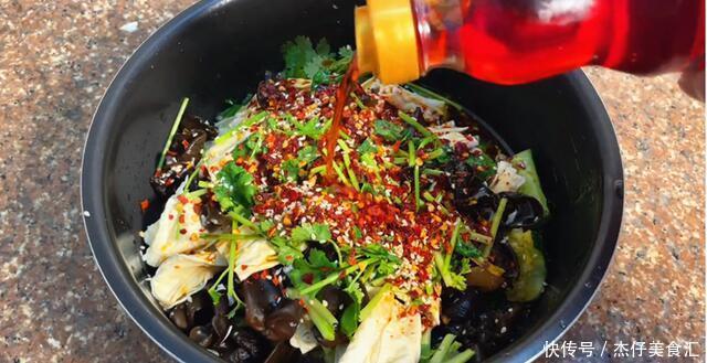 招待客人的时候，做这样一道凉拌菜，清脆爽口吃得完全停不下来