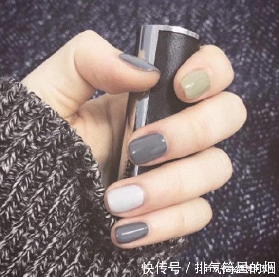 高级感十足的烟灰色和奶灰色美甲图片,时尚显白,拒绝平庸