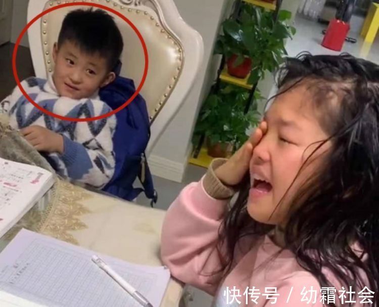 辅导作业|姐姐辅导弟弟写作业,一个大哭一个偷笑,家长:我家晚间场景再现