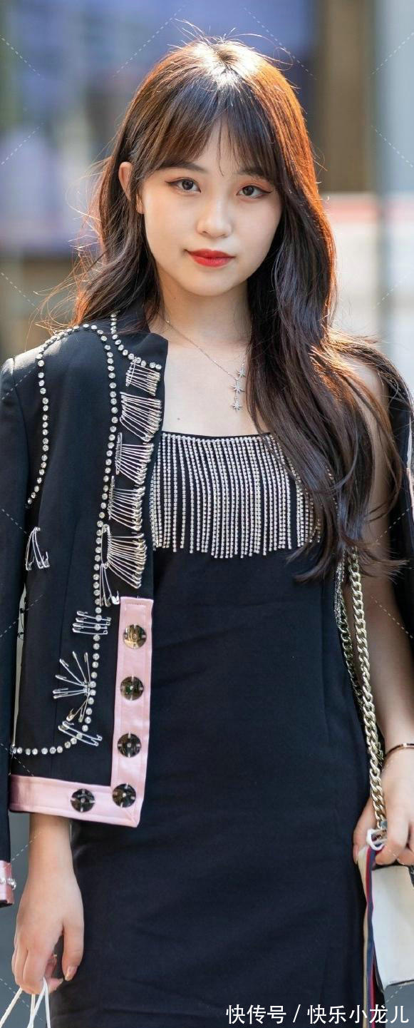 瑜伽裤 搭配淡色的修身半袖,衣服掖在牛仔裤子里面,烘托身体比例