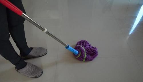 不管家里有多脏,拖地时水里加点东西,拖完地干净明亮还不落灰