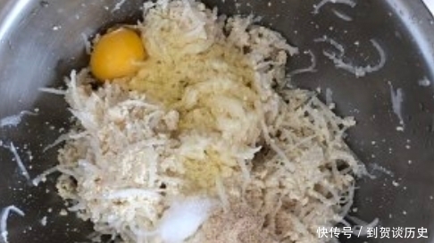 外婆|炸素丸子,只加面粉就错了!多加一样料,丸子焦香酥脆,外焦里嫩