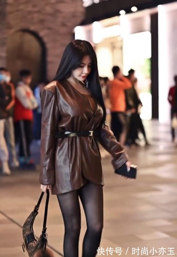 美女|皮裙美女散发着高级感,随性的穿搭,一般人驾驭不了