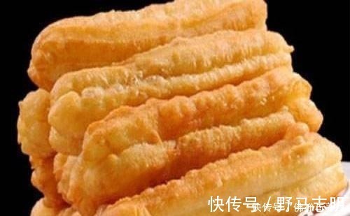 好吃|炸油条总失败学会一个揉面技巧,油条空心酥脆,比买的好吃!