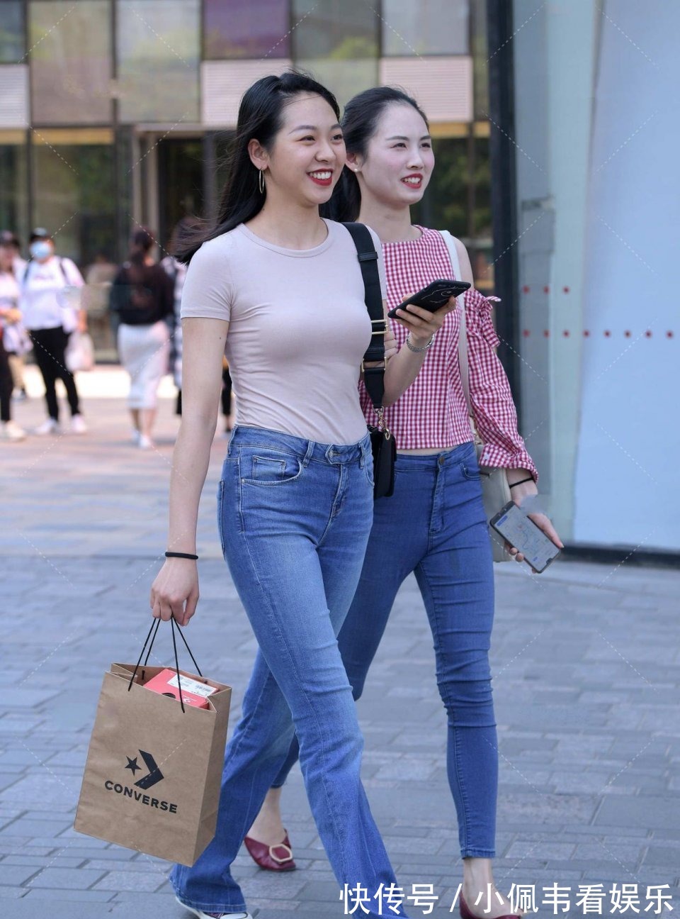 蓝白|小姐姐蓝白拼色的休闲衫搭配六分裤,真是好看,简约时尚