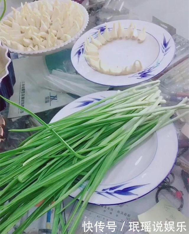 老妈把大蒜放进塑料瓶里,6天之后,满满的惊喜