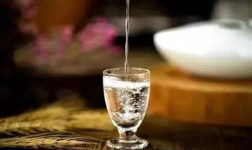 鸡尾酒|都说茅台酒好, 一瓶难求? 为何年轻人基本不喝? 原因很现实