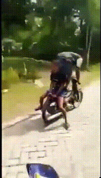 |搞笑GIF:坐公交遇到盲僧了,我该不该跳车