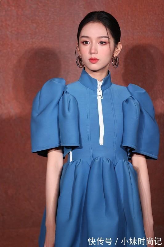 单品|“高人气单品”连衣裙别乱穿,看周也的穿搭示范,简约大气很有范