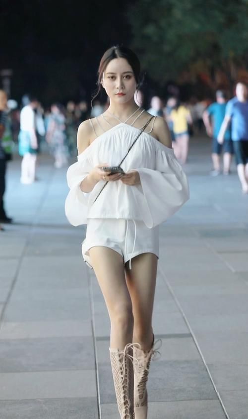异域风情|小姐姐真是美炸了,白色挂脖套装穿出好身材,气质出尘迷倒众人