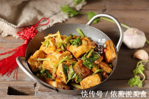 豆腐如此做，外香内嫩，汤汁浓郁，孩子很爱吃，连吃两天还不腻