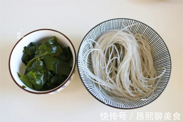 红椒|夏季天热没胃口，我就做上一碗它，开胃解腻，做法简单又好吃