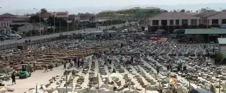 在翡翠界，有一个很好玩儿的事儿便是翡翠翡翠赌石