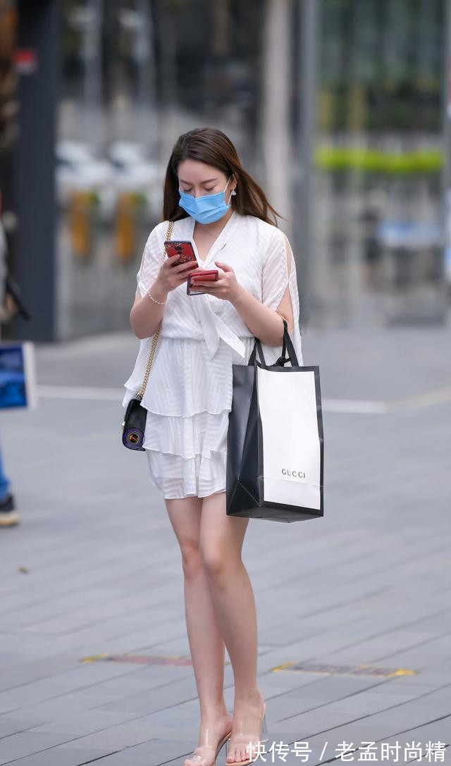 裙子|初冬时节的南方城市,风和日丽,裙子依旧是漂亮女生的日常穿搭