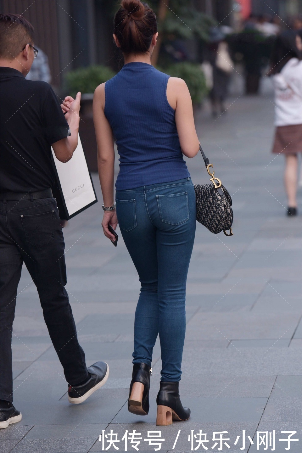 修长|修身牛仔裤的魅力,秀出修长美腿的同时,又更有时尚感