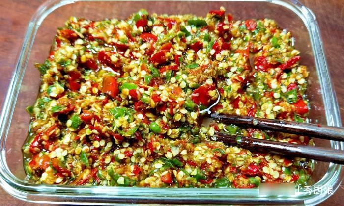 做辣椒酱，只放盐是“外行”，教你正确做法，香辣入味，久放不坏