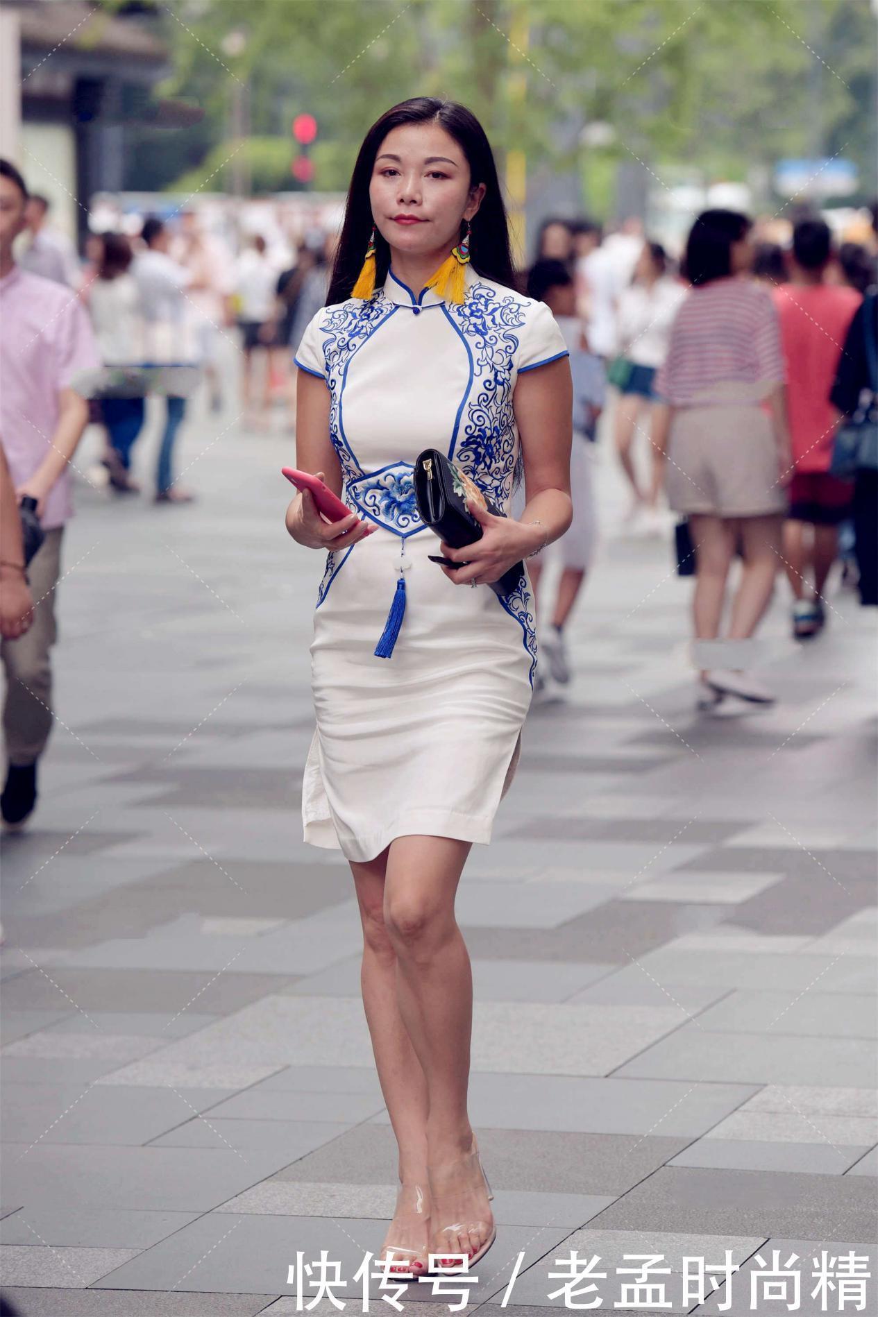 街拍:改良版的旗袍, 配上复古风的首饰, 妥妥的大家闺秀打扮