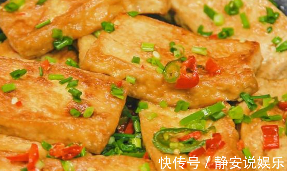煎豆腐时不要直接下锅，学会这一招，豆腐金黄酥脆还不粘锅！