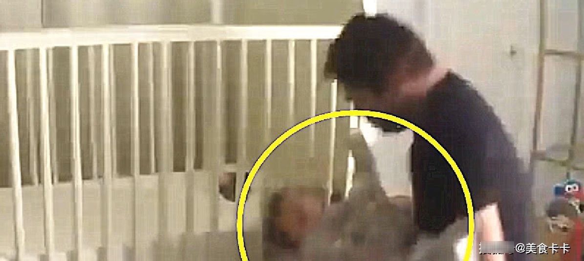 婴儿|婴儿眼看要摔下床,正穿衣服的老爸神反应救宝宝,妈妈都瞧蒙了