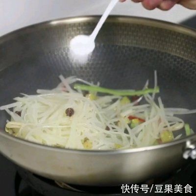  土豆丝|在家做酸辣土豆丝，这样制作才好吃！，比买的更好吃