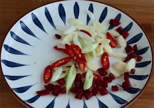 红辣椒|这才是手撕包菜的正确做法,清脆爽口好吃有诀窍,看一遍就能学会