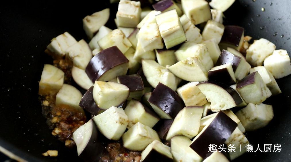 先蒸后炒,做出来的茄子不吸油,配上牛肉末一起炒,下饭好吃