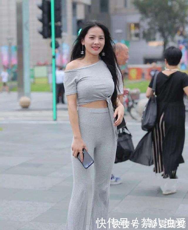 一字领 紧致凹凸的瑜伽裤美女,跟头发的颜色交相辉映,时尚无敌