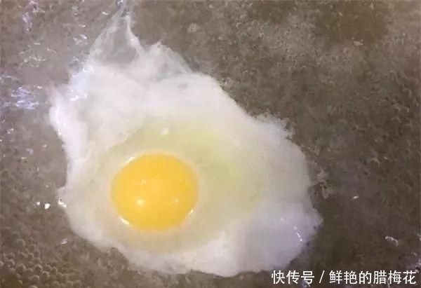 荷包蛋|煮荷包蛋时直接下锅煮就错了大厨教你1招,鸡蛋不生沫不散黄
