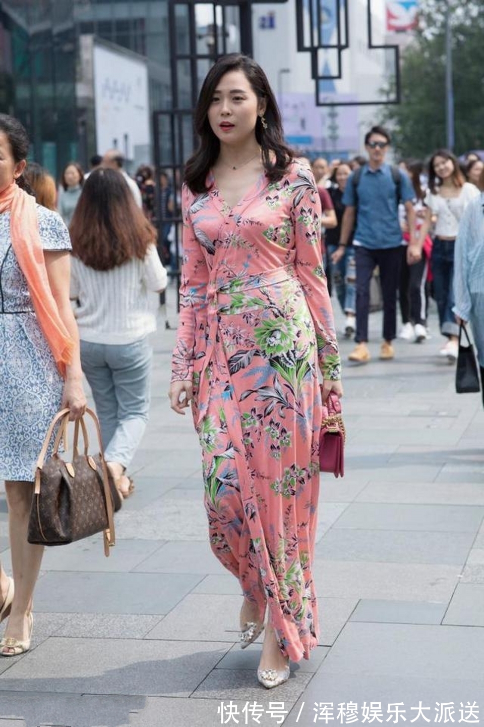 身材 紧致牛仔裤搭配高跟鞋,看起来更显身材苗条,凸出小姐姐的大长腿