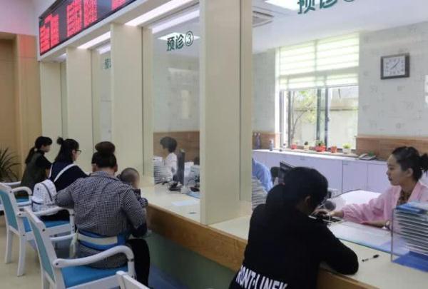 超委屈!3岁小萝莉打完针后,气冲冲找医生“算账”,萌翻了