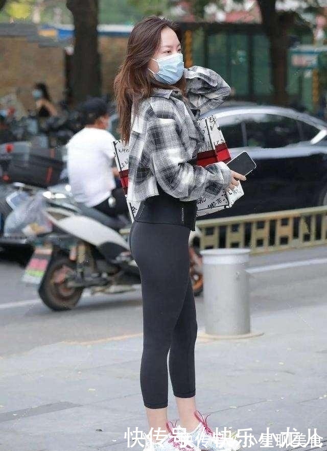 衬衫搭配|蓝色短裤搭配黑色挎包,适合小仙女出行,简单又精致