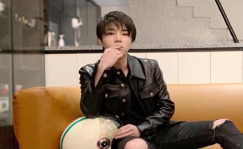 华晨宇|走进华晨宇现实中的家，空空荡荡的客厅，就放个柜子和电视而已