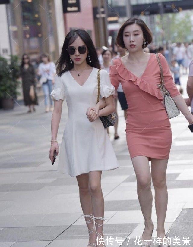 穿搭|V领连衣裙姐妹花搭配高跟鞋,青春靓丽,时尚迷人