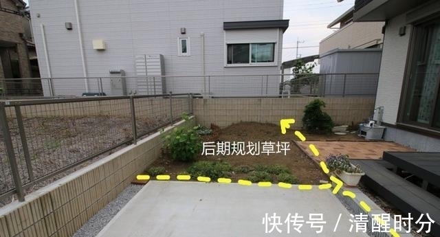 青石板|院子通铺水泥地过时了,甲板+草坪+沙地混铺,简单几种材料就很美