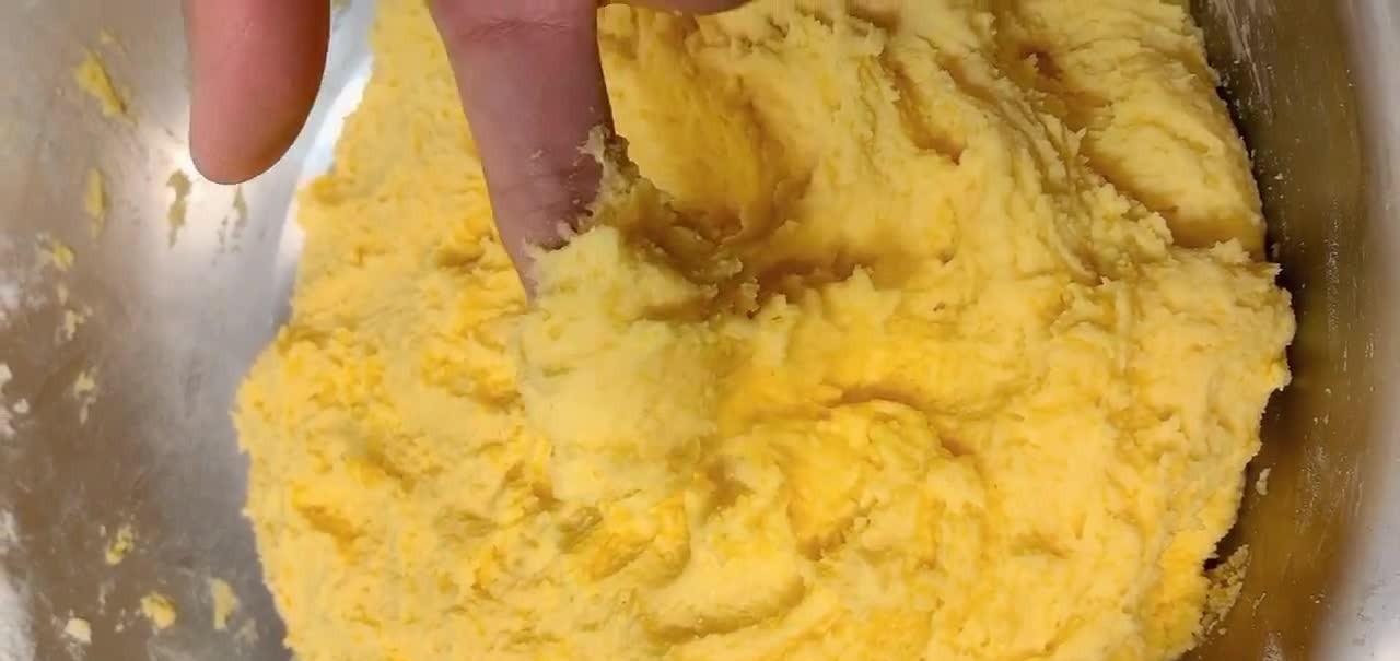 玉米面大锅贴饼的做法，口感外焦里香酥脆香甜，城里人奢求的美味