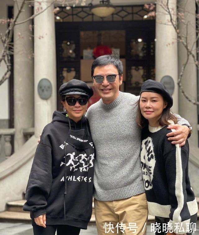刘嘉玲偶遇钟镇涛!潇洒哥穿衣时髦稳重,
