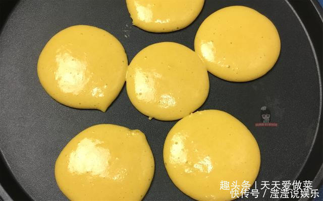 孩子们|两个鸡蛋，一杯玉米粉，教你做香甜松软玉米饼，孩子们抢着吃