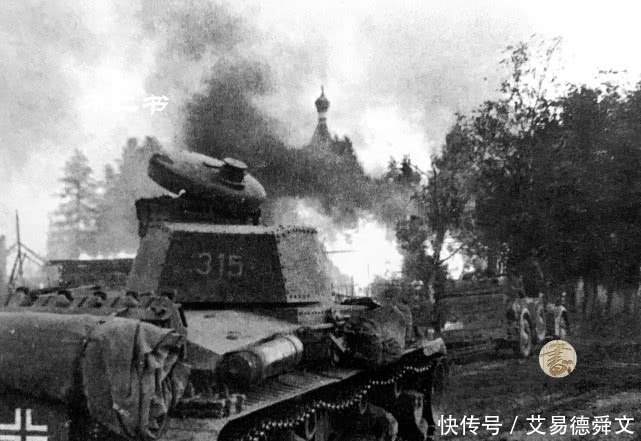 战争|苏德战争老照片：镜头下疯狂入侵的德军，苏联村庄陷入一片火海