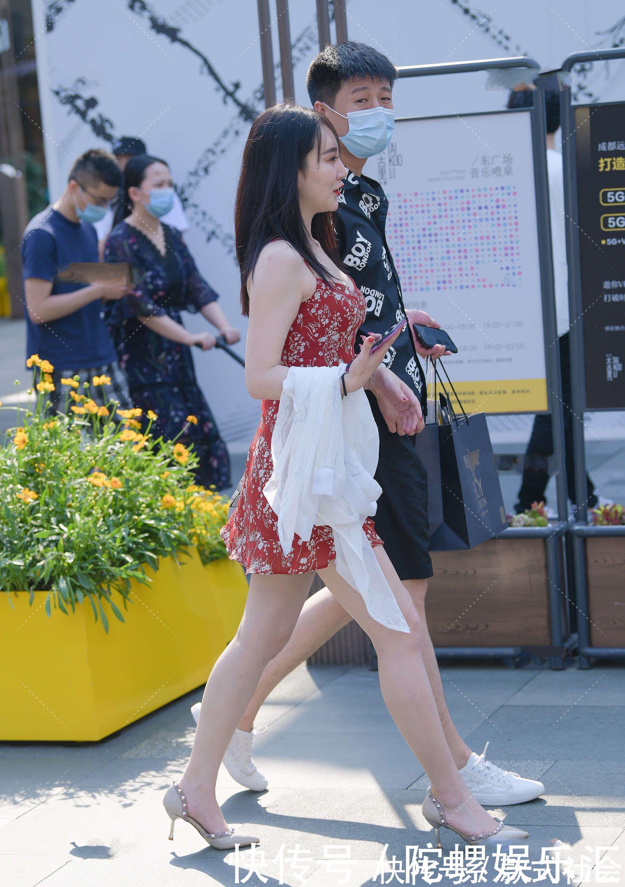 碎花连衣裙|红色碎花连衣裙搭配铆钉高跟鞋,既显清新又凸显个性